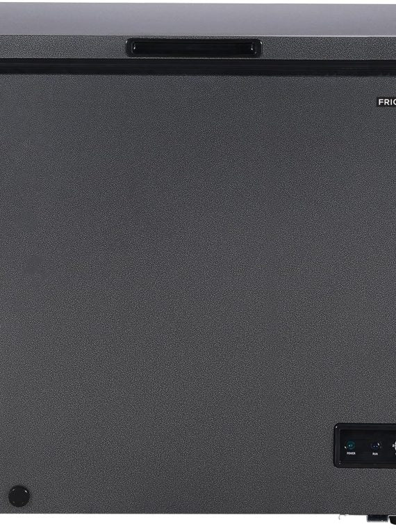 Congelatore a pozzetto Frigidaire EFRF70136COM 2025, capacità 7 piedi cubi, design robusto, termostato regolabile, cestello in filo rivestito in vinile rimovibile, scarico di sbrinamento facile.