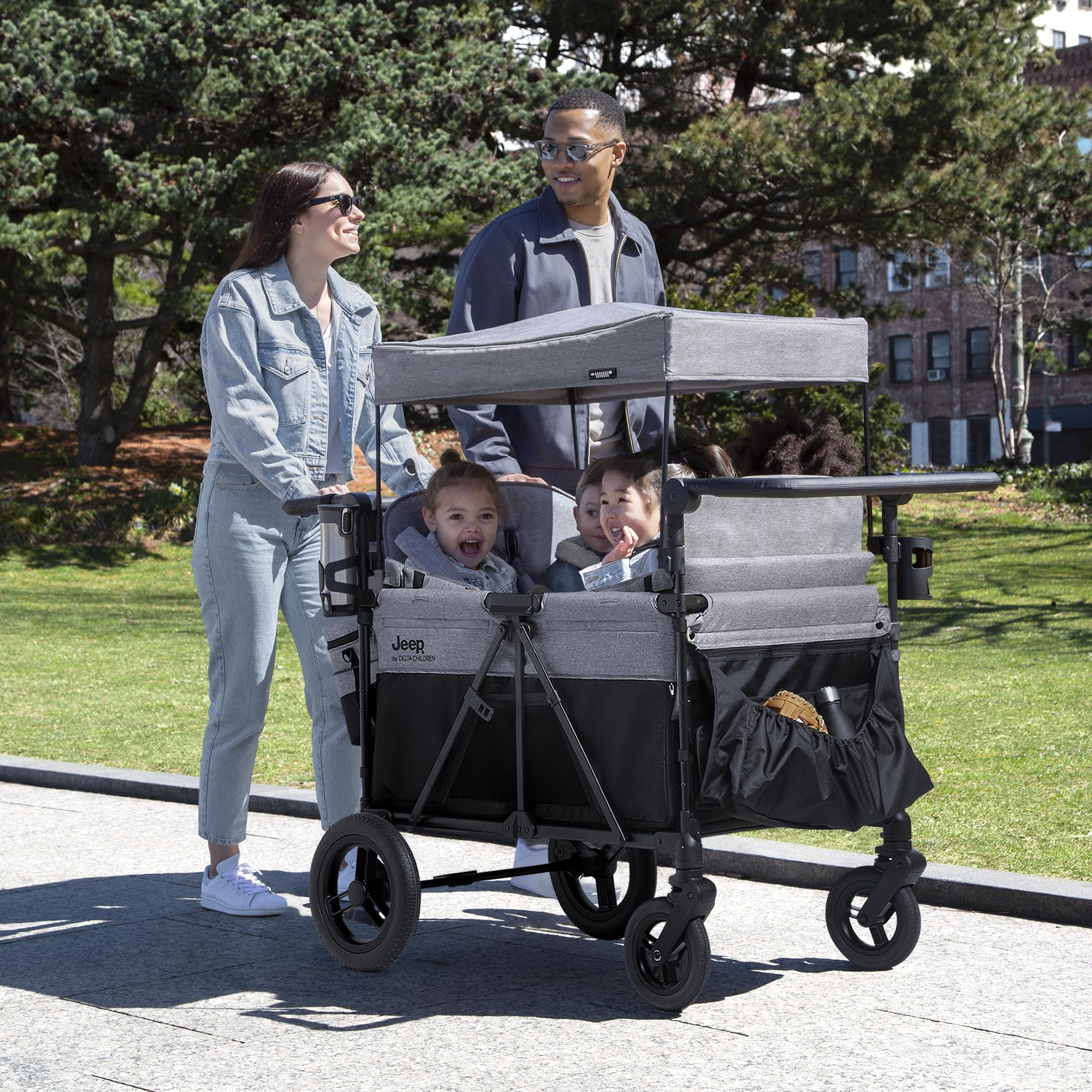 Jeep Wrangler Deluxe 4 posti passeggino Wagon di Delta Children