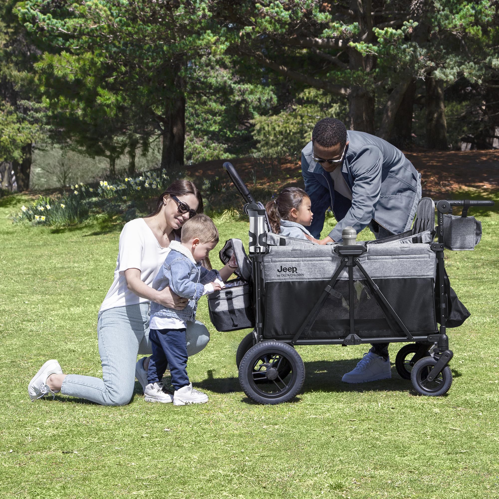Jeep Wrangler Deluxe 4 posti passeggino Wagon di Delta Children