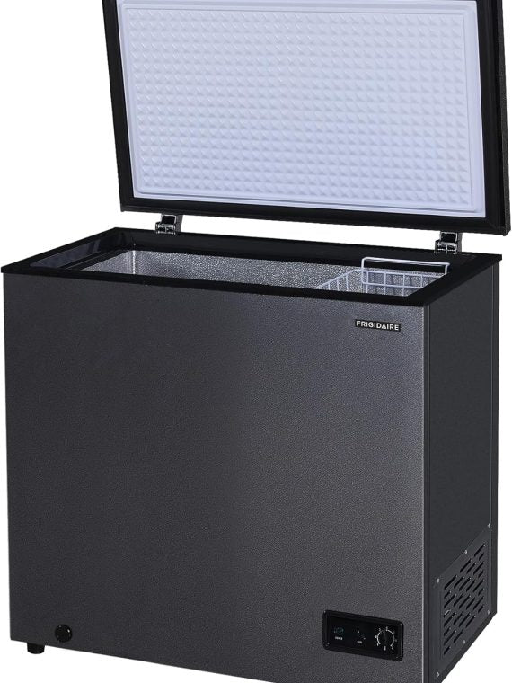 Congelatore a pozzetto Frigidaire EFRF70136COM 2025, capacità 7 piedi cubi, design robusto, termostato regolabile, cestello in filo rivestito in vinile rimovibile, scarico di sbrinamento facile.