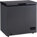 Congelatore a pozzetto Frigidaire EFRF70136COM 2025, capacità 7 piedi cubi, design robusto, termostato regolabile, cestello in filo rivestito in vinile rimovibile, scarico di sbrinamento facile.
