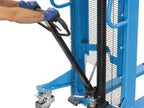 Sollevatore per pallet Fervi 0143/25 con freno e pedale di sollevamento 0,8-1 ton