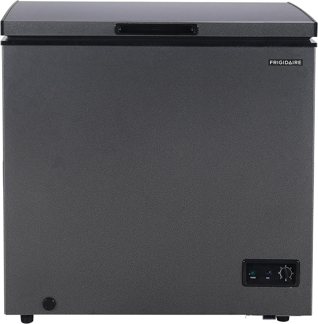 Congelatore a pozzetto Frigidaire EFRF70136COM 2025, capacità 7 piedi cubi, design robusto, termostato regolabile, cestello in filo rivestito in vinile rimovibile, scarico di sbrinamento facile.