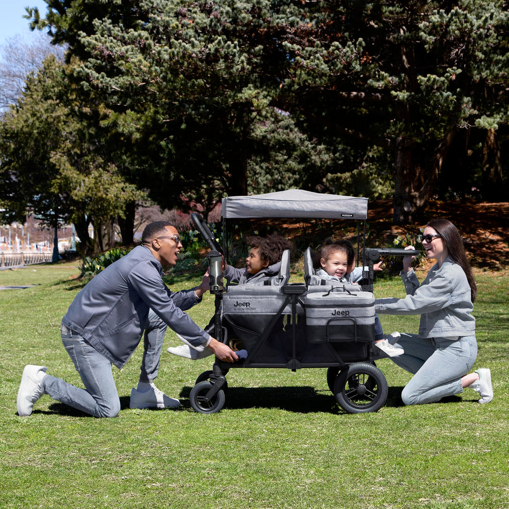 Jeep Wrangler Deluxe 4 posti passeggino Wagon di Delta Children