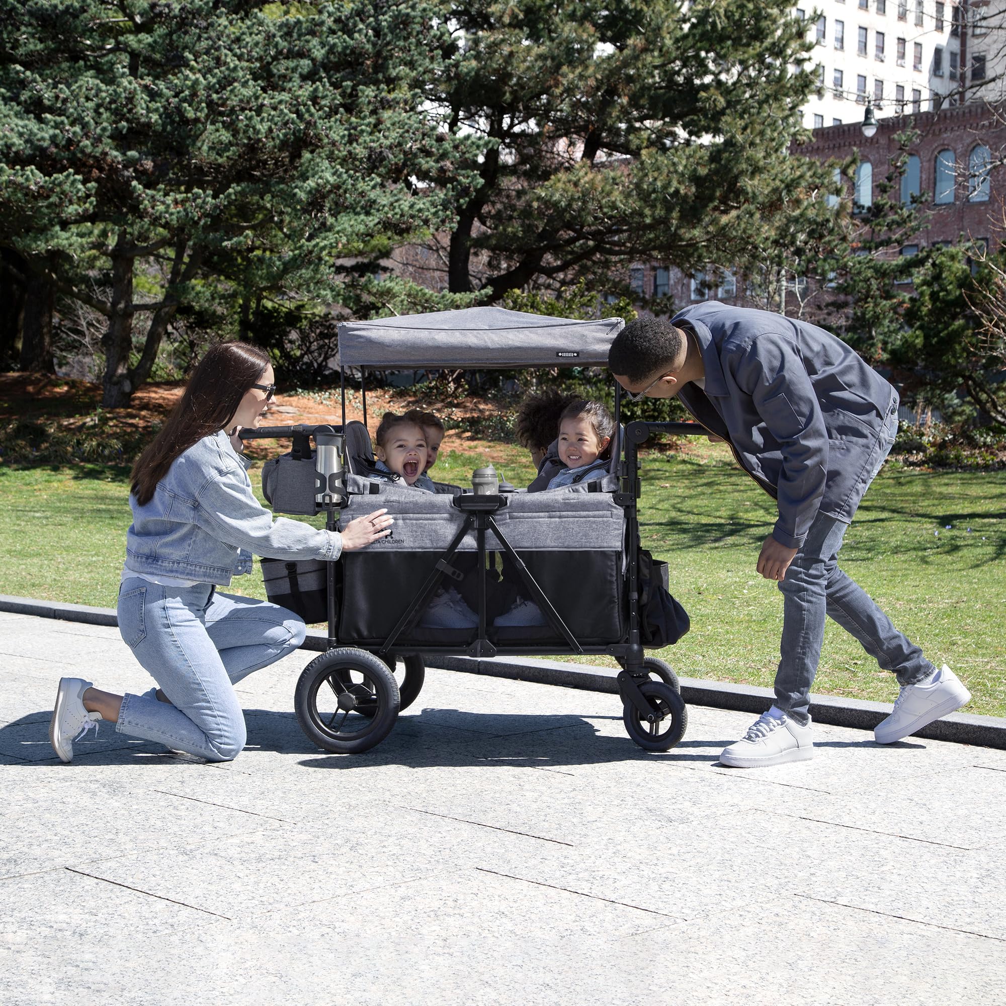 Jeep Wrangler Deluxe 4 posti passeggino Wagon di Delta Children
